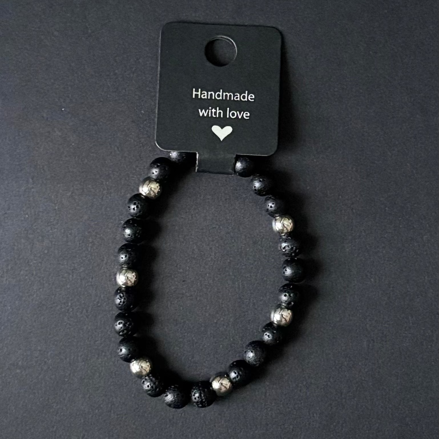 Armband mit schwarzen und silberfarbenen Perlen aus Lavastein und Edelstahl