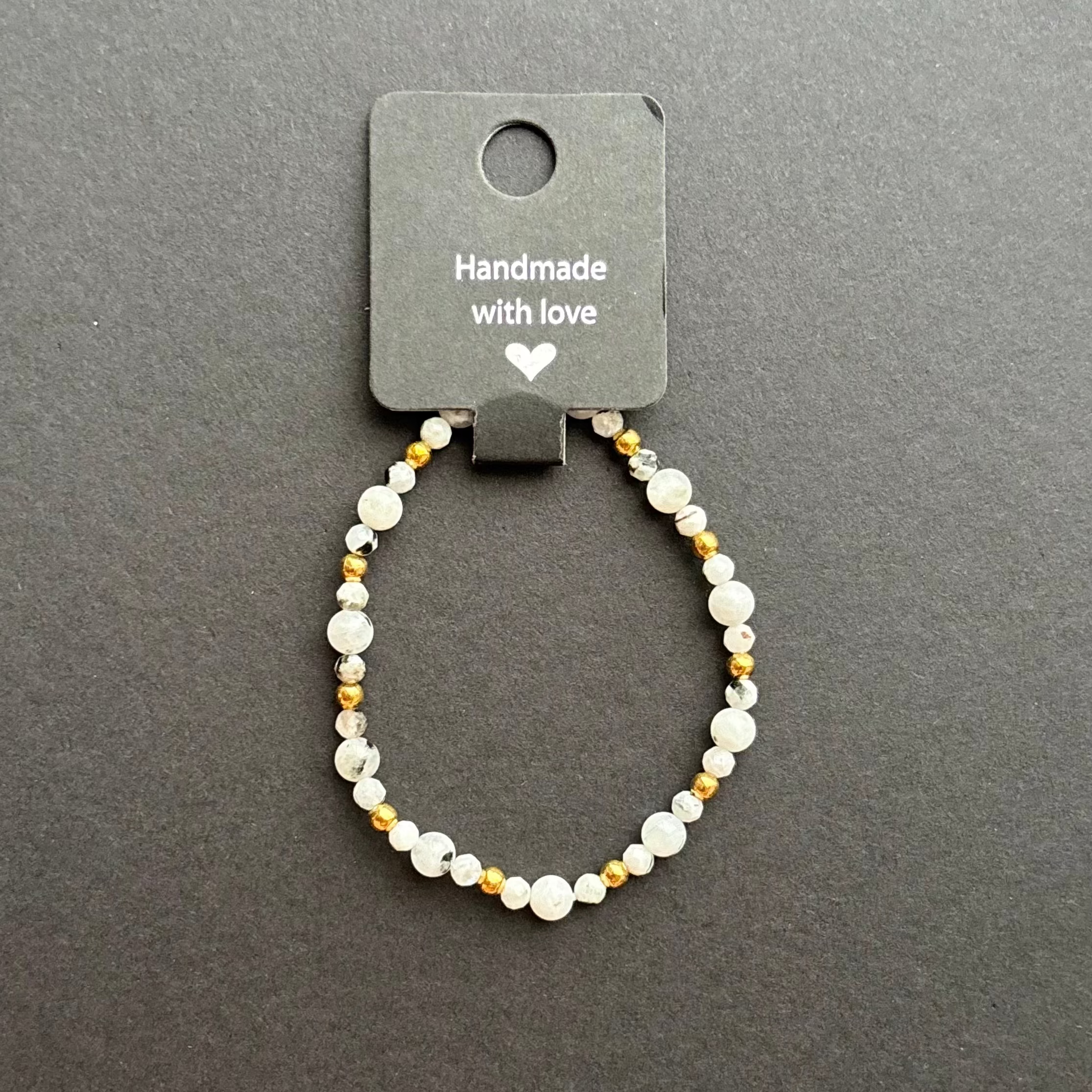 weißes Mary Nightmare Mondstein Armband mit goldfarbenen Abstandperlen aus Edelstahl