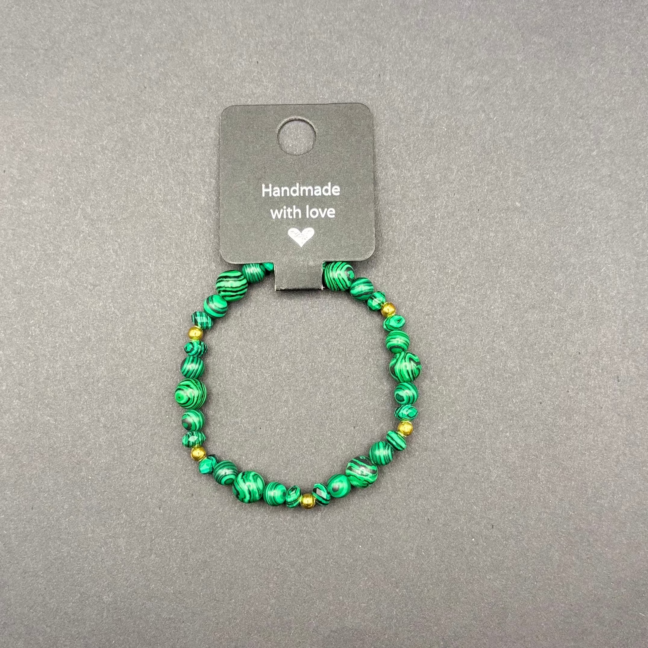 Armband bestehend aus verschieden großen grünen Malachit Perlen und goldfarbenen Edelstahl Perlen