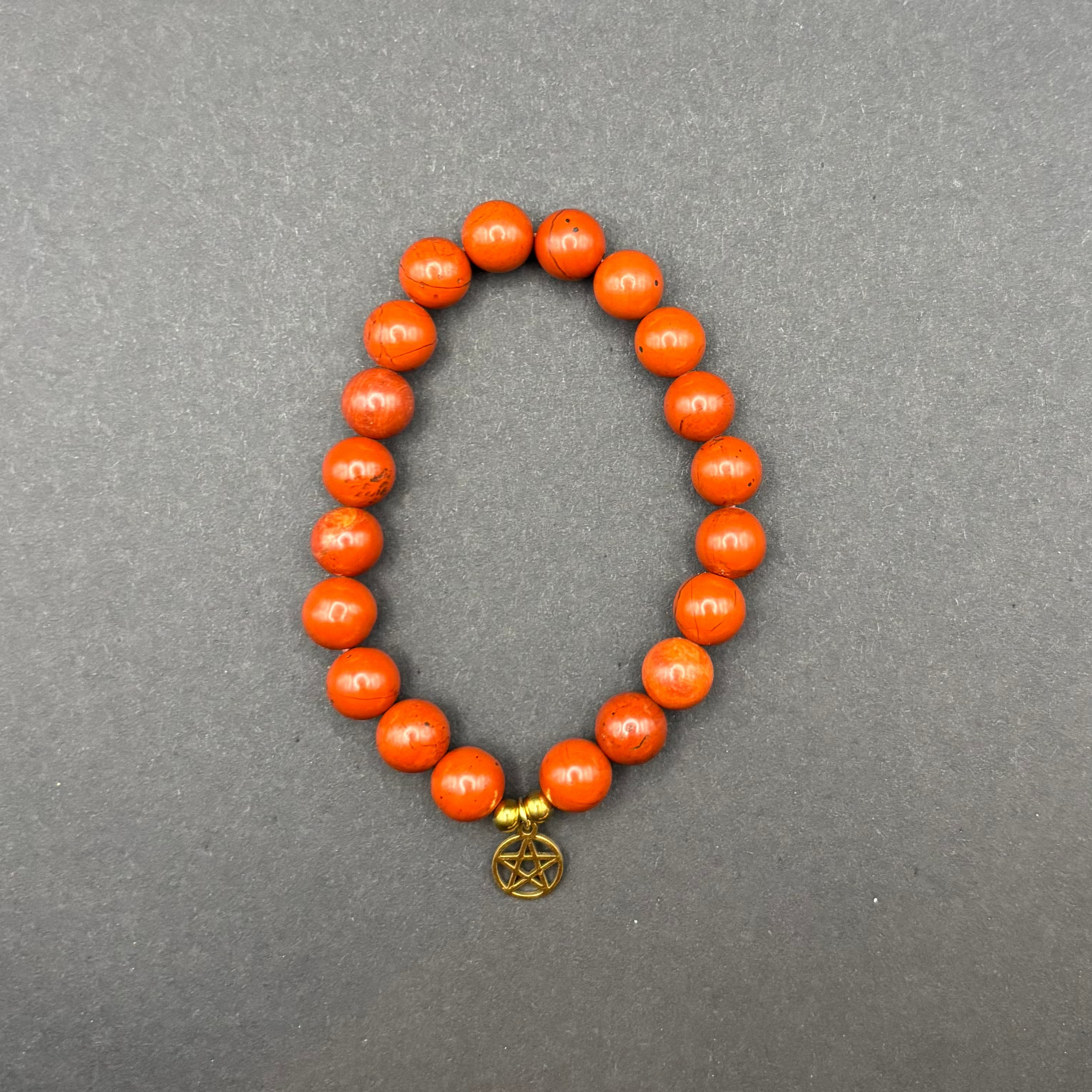 rotes Jaspis Armband mit goldenem Edelstahl Anhänger von Mary Nightmare Handgefertigt.