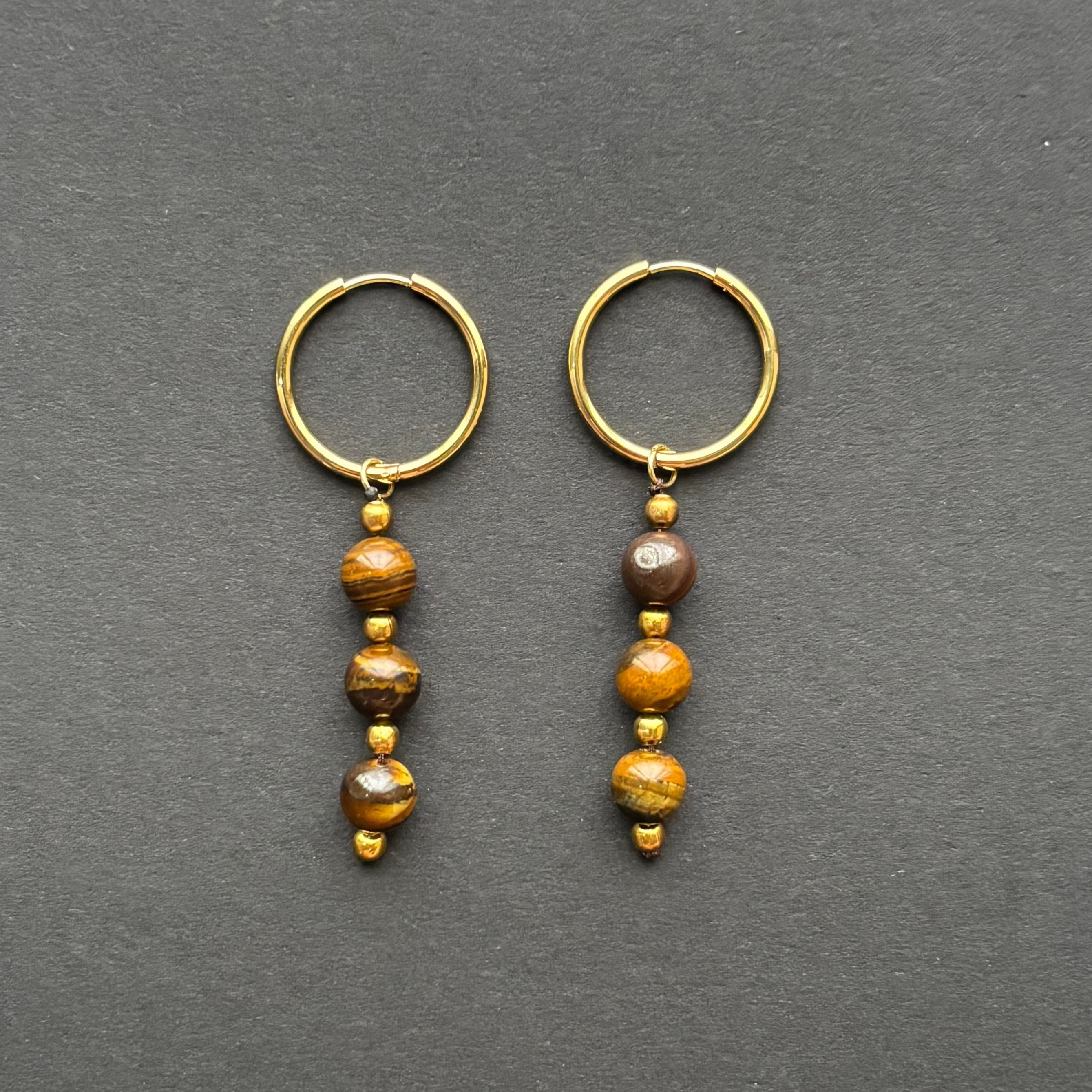 Ohrringe mit 3 cm großen goldfarbenen runden Schnallen, Anhänger aus Tigerauge