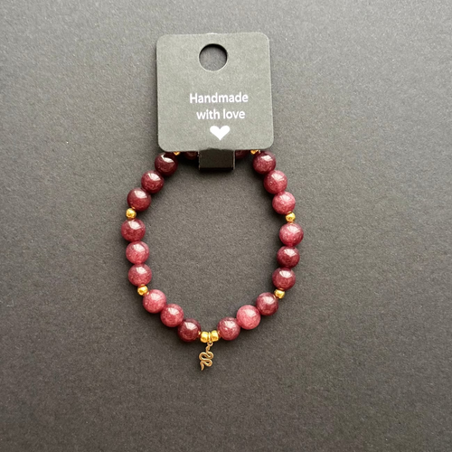 Rotes Granatperlen Armband mit goldfarbenen Edelstahl Zwischenperlen und gold farbenem Schlangenanhänger