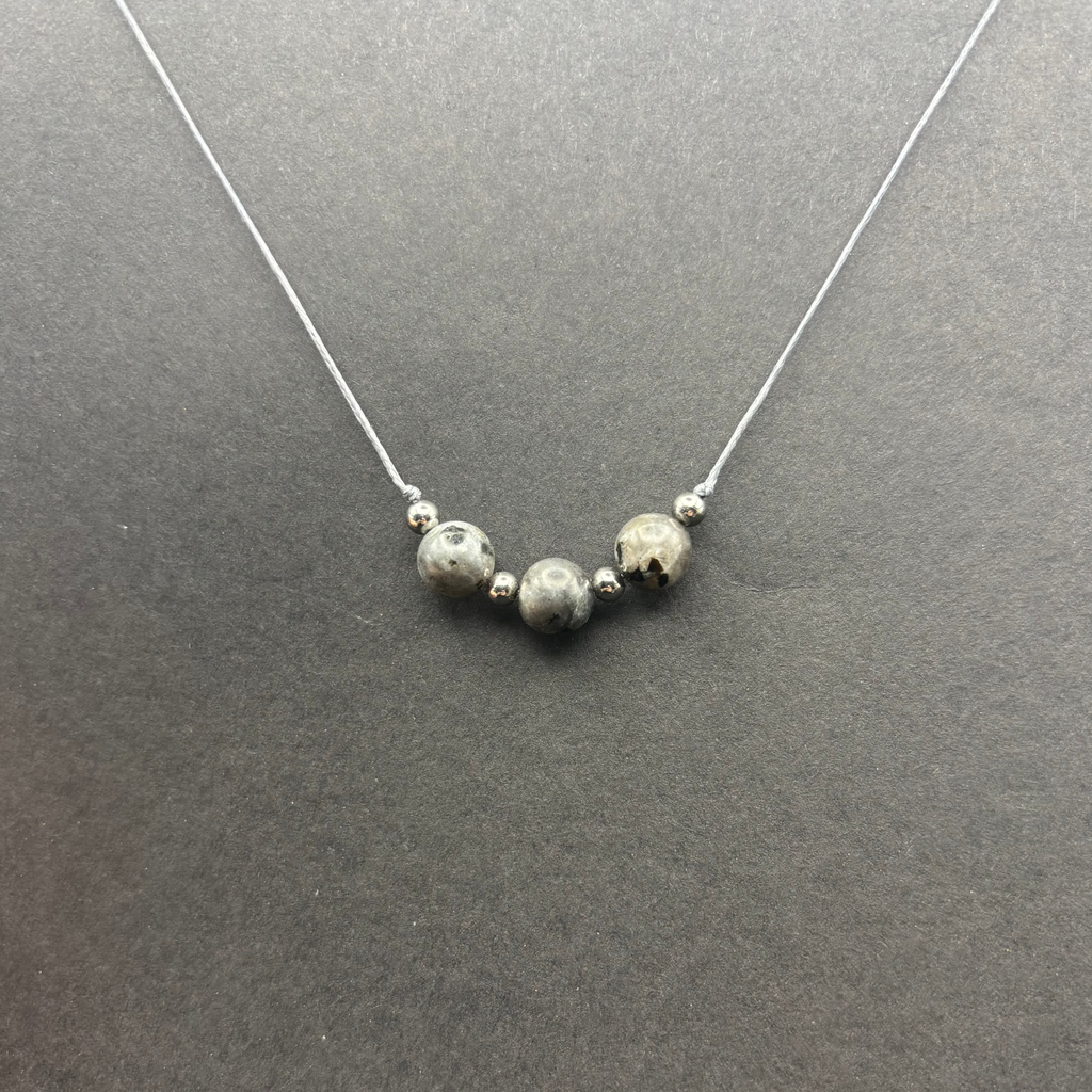 drei Grau schwarze Larvikit Perlen mit fünf silbernen Abstandsperlen dazwischen von Mary Nightmare