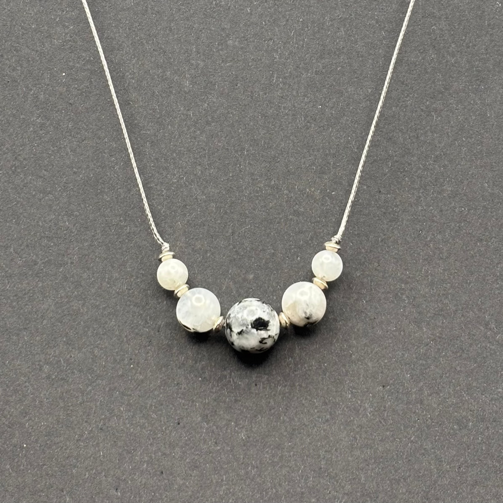 weiße Mondsteine Halskette mit silber Perlen und Verschluss