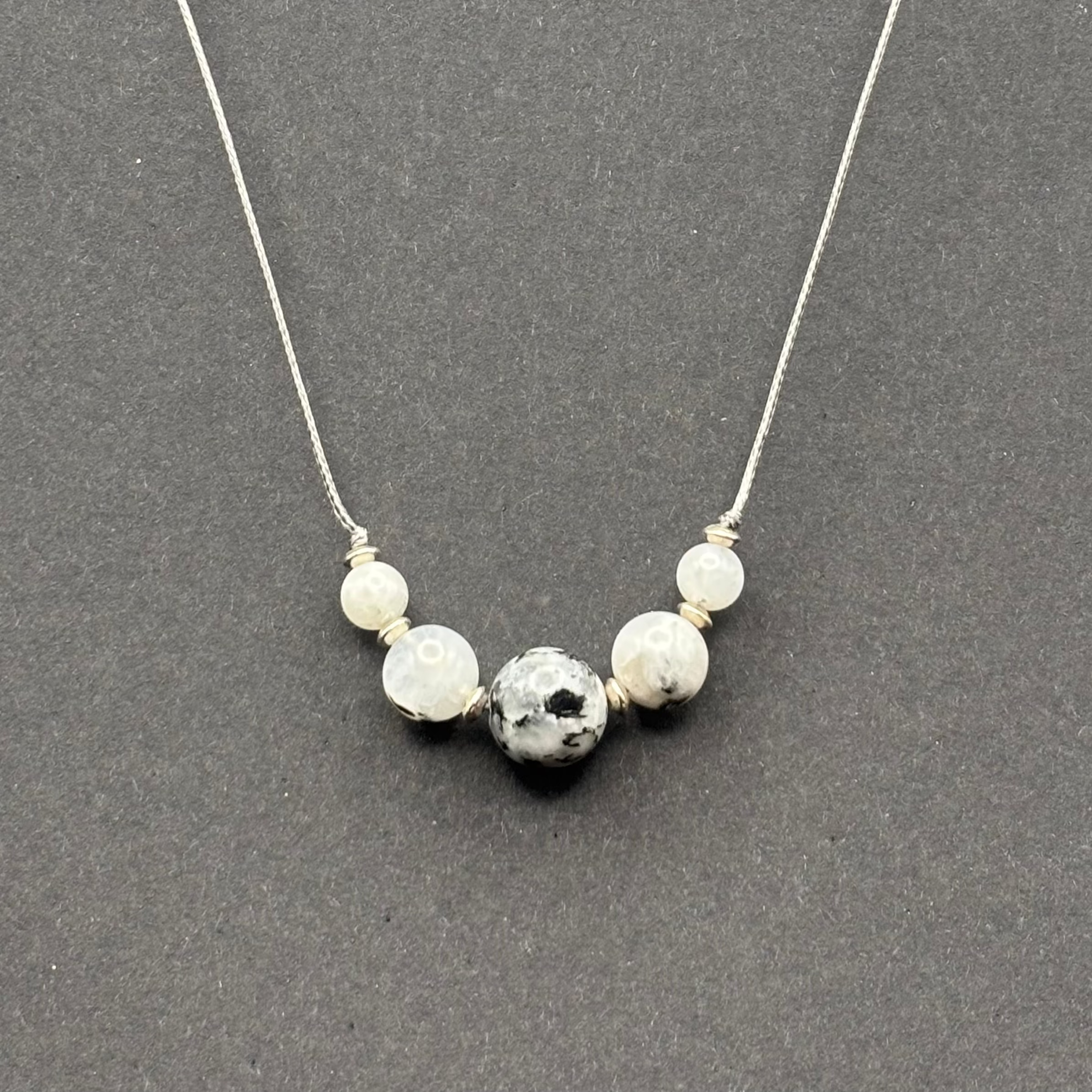 weiße Mondsteine Halskette mit silber Perlen und Verschluss