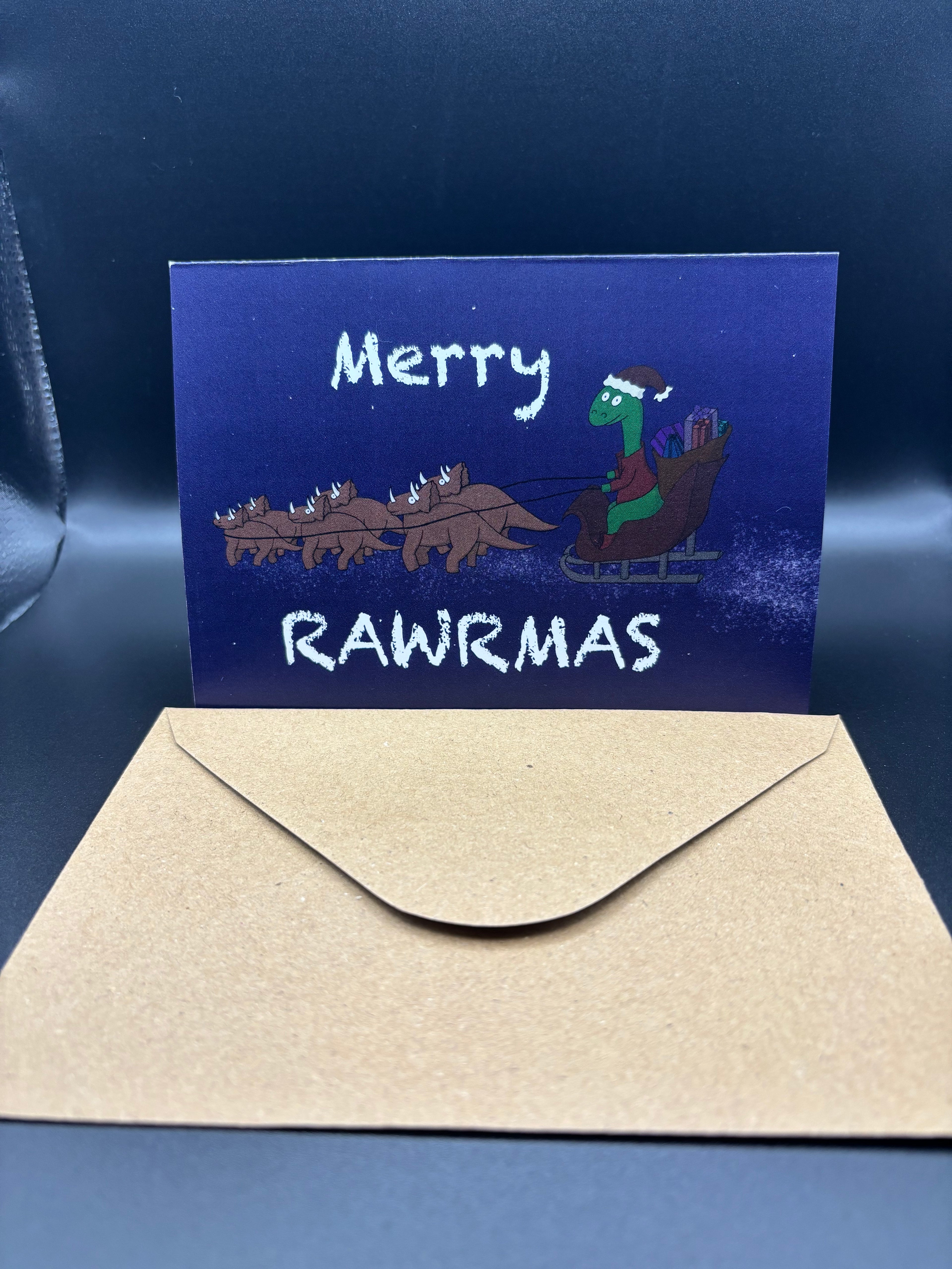 grüner Dino in einem Schlitten auf blauem Hintergrund