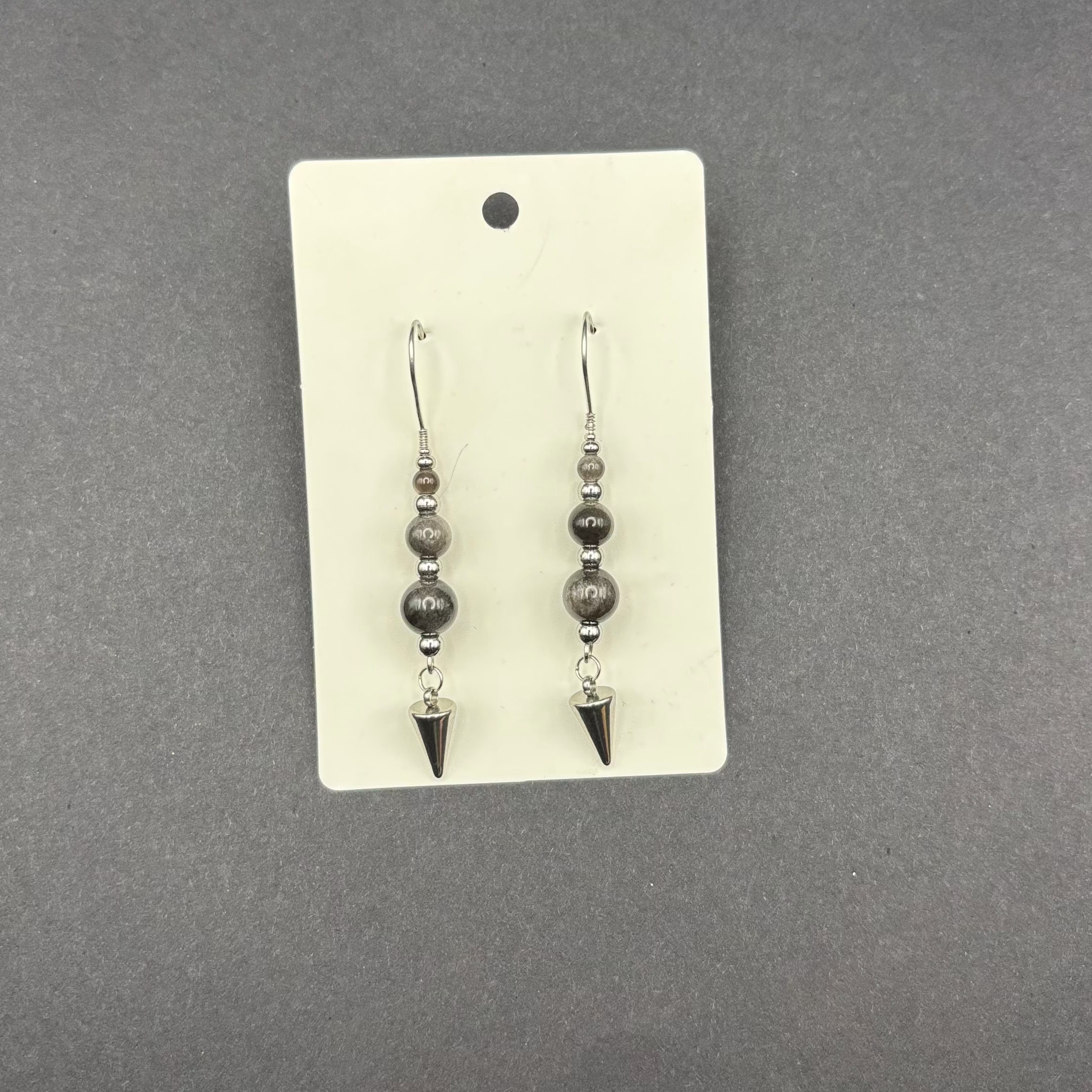 elegante Hängeohrringe mit offenem Verschluss aus silber schwarzem Obsidian mit Nieten Anhänger