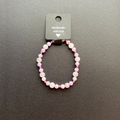 Armband aus 8 mm großen Rosenquarz Perlen zwischen jeweils zwei 6mm großen Amethyst Perlen. Die Zwischenperlen sind rosa farben.